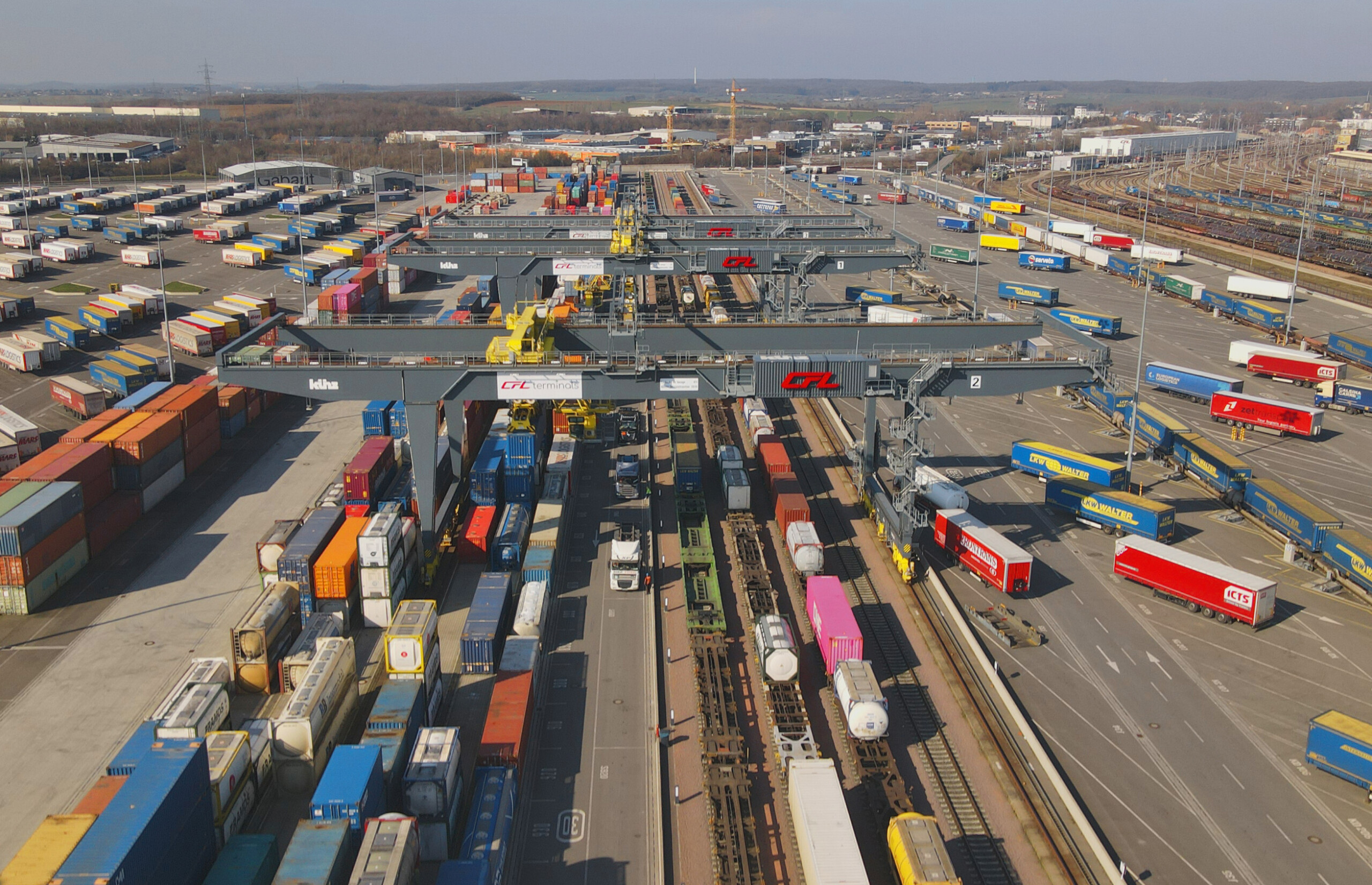 Le centre logistique Eurohub Sud, géré par CFL multimodal, a une capacité de traitement de 300.000 containers et 300.000 semi-remorques par an. Ceux-ci sont chargés sur des trains qui empruntent des autoroutes ferroviaires à destination de l'Europe entière (crédit CFL Multimodal).