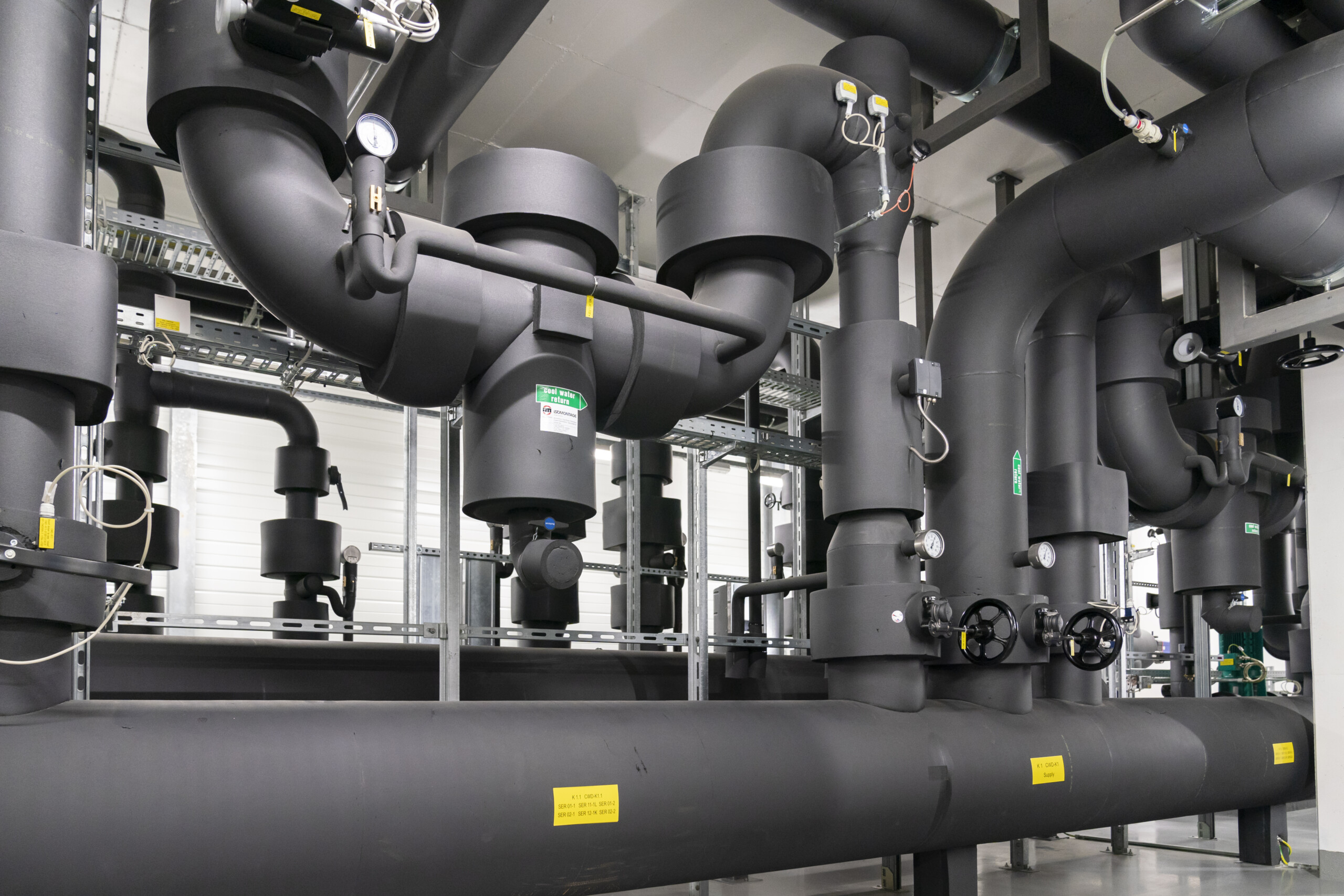 Les salles techniques permettant le refroidissement des salles informatiques jouent un rôle primordial dans le bon fonctionnement du data centre. (On observe ici un collecteur principal de circuit de refroidissement) (crédit Emmanuel Claude / Focalize).