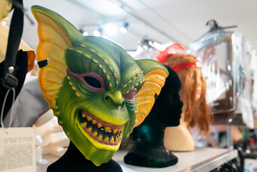 Au sous-sol du magasin, un étage entier est consacré aux masques et costumes. Enfants et adultes peuvent y trouver une grande variété de déguisements, ainsi que des accessoires et du maquillage pour compléter les tenues (crédit Emmanuel Claude / Focalize)