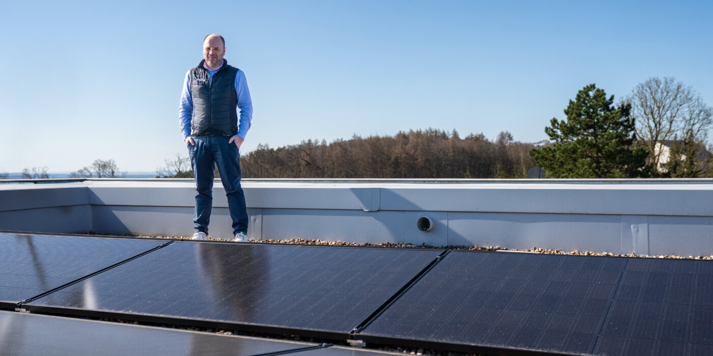 Marc Wagener sur le toit de son entreprise Joume équipé de panneaux photovoltaïques