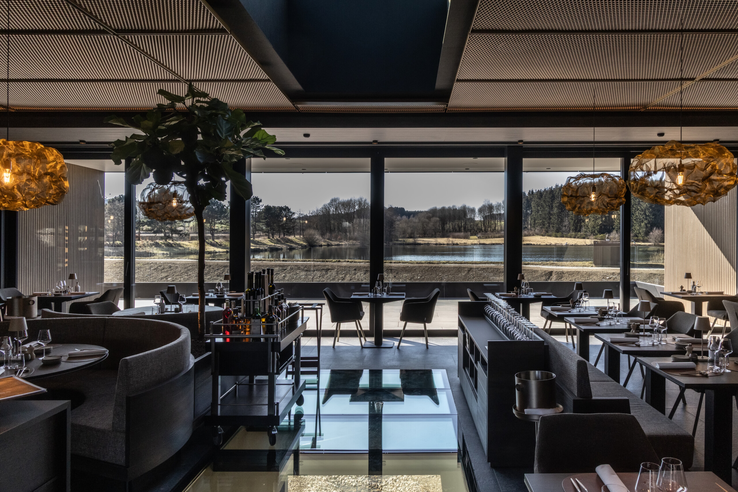 Le restaurant jouit, lui aussi, d'une vue sur les lacs du site (crédit : Laurent Antonelli/agence Blitz).