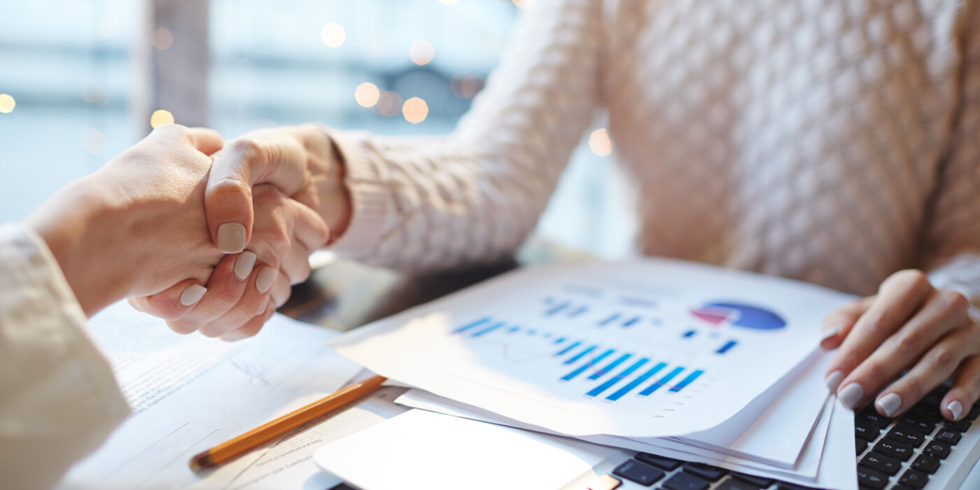 deux personnes se serrant la main