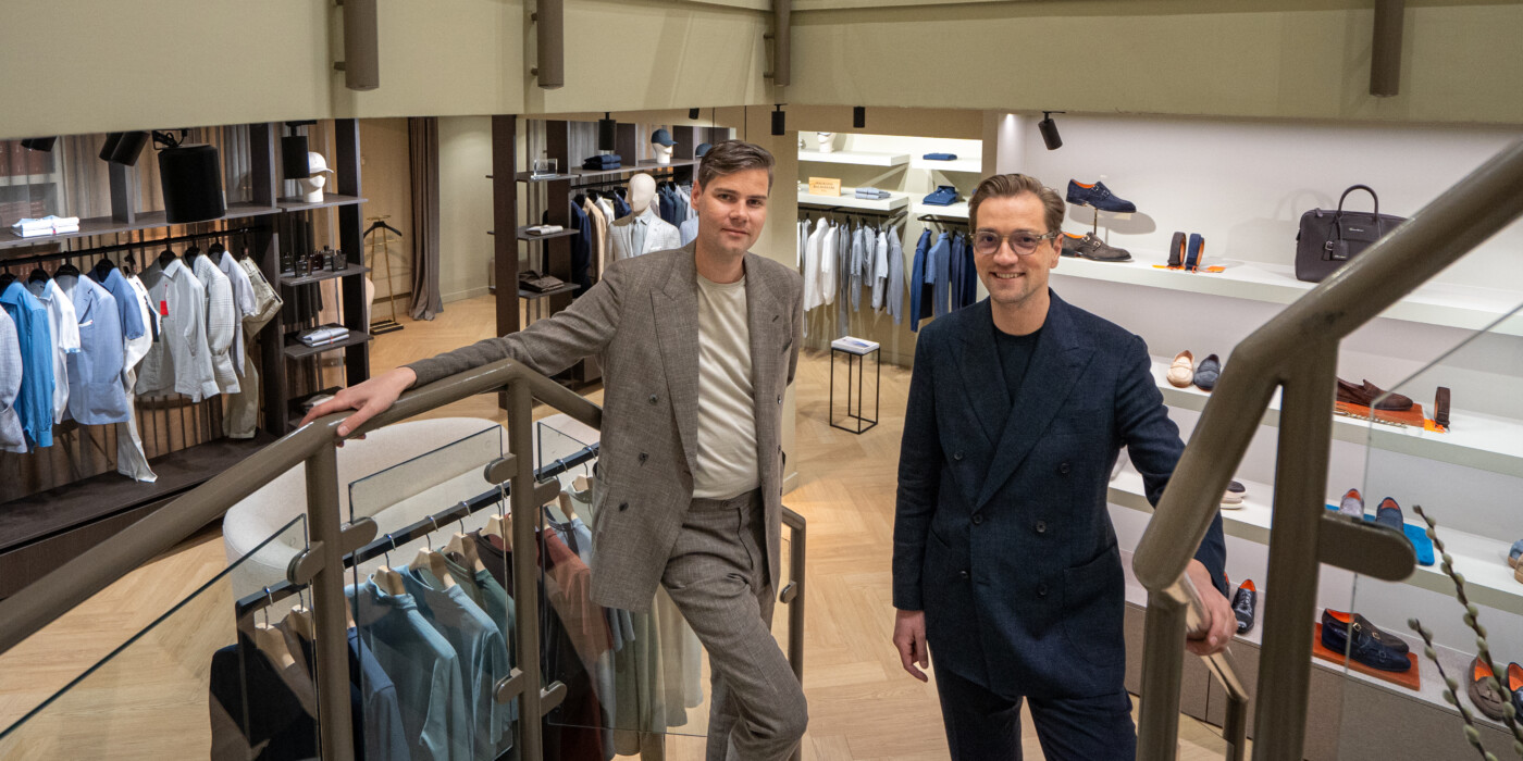 Les deux fondateurs prennent la pose dans les escaliers de la boutique Les Hommes d'Amsterdam