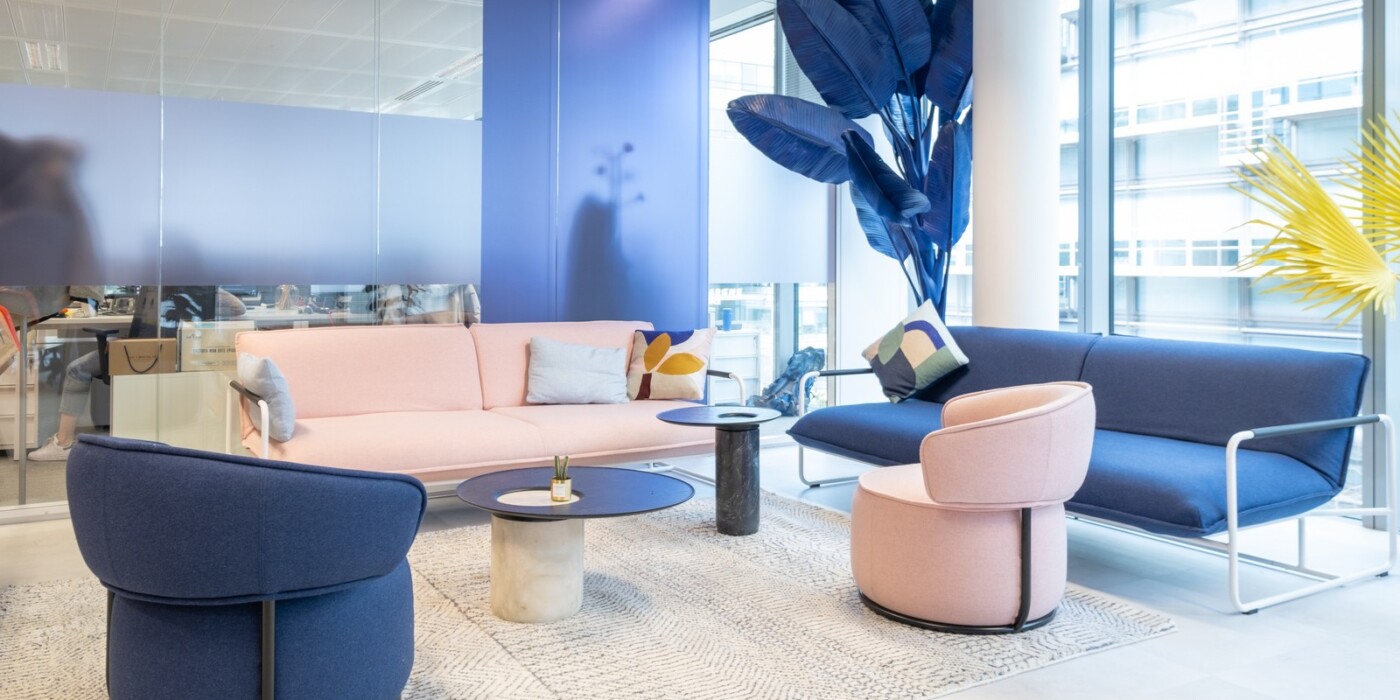 Mobileir de bureau design moderne dans des tons bleu et rose