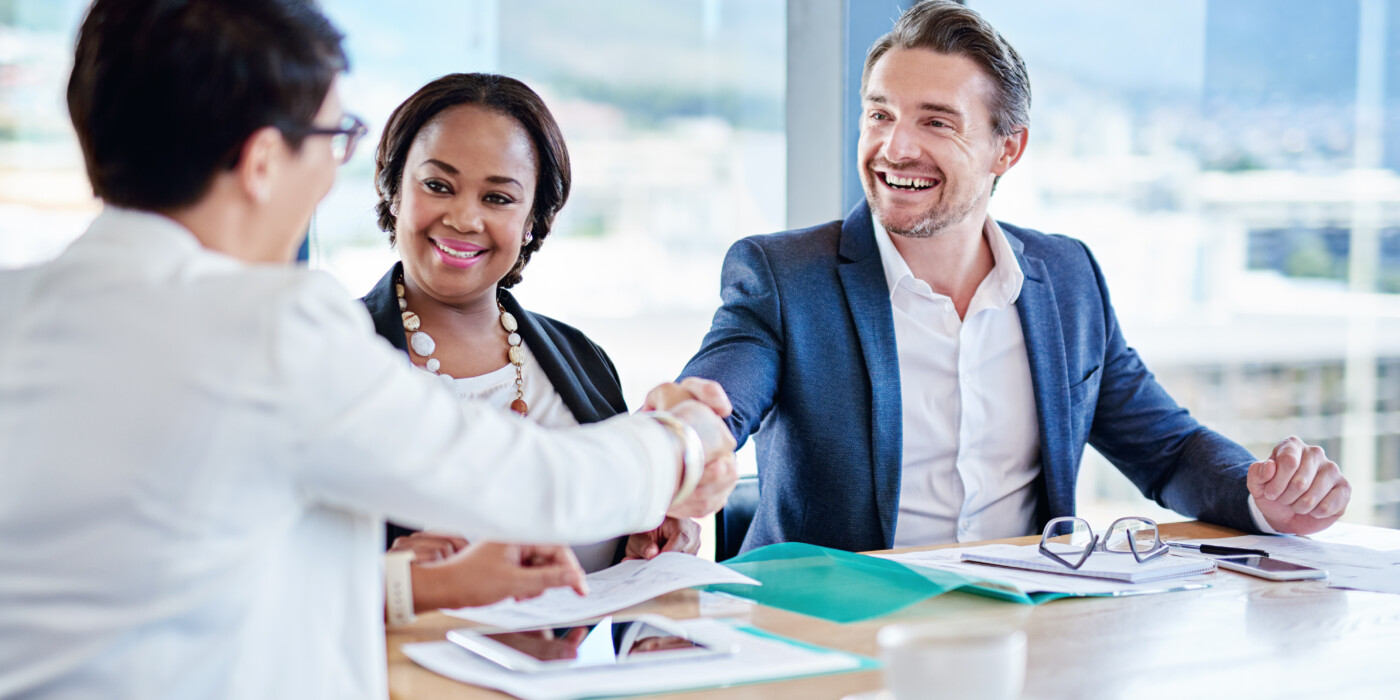 Un entrepreneur se réjouit d'obtenir un microcrédit