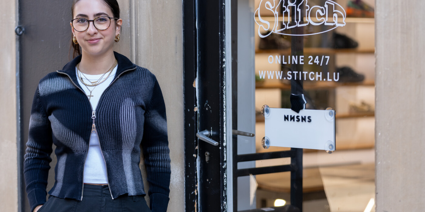 Sonia Machado, shop manager devant la boutique Stitch de la Grand-rue à Luxembourg-ville