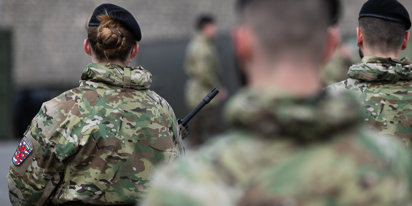 des soldats luxembourgeois posent de dos