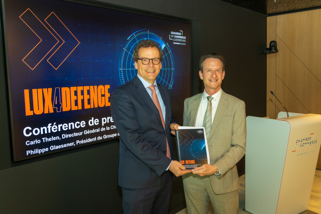 le président du GT Defense et le directeur général de la Chambre de Commerce ont dans leurs mains le document Lux4Defence