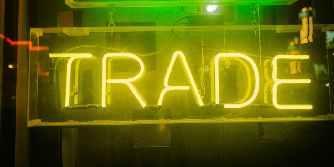 Le mot "Trade" inscrit en néon jaune fluo