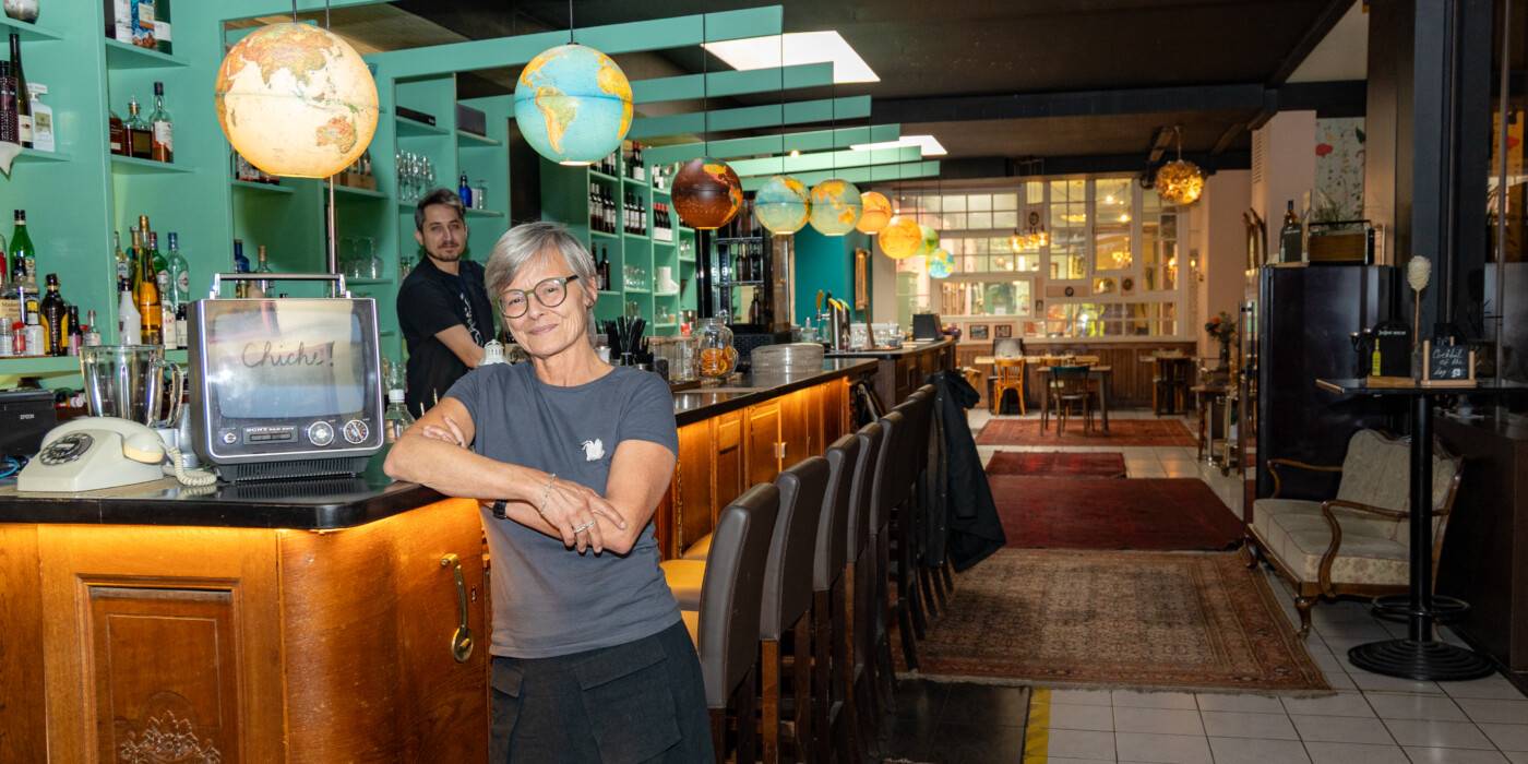 La fondatrice accoudée au bar
