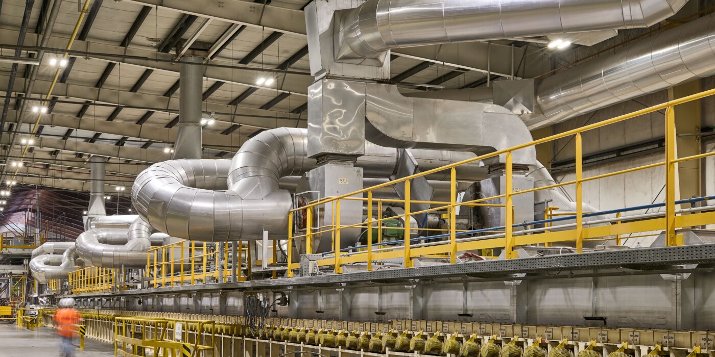 un visuel de l'usine avec un employé au loin