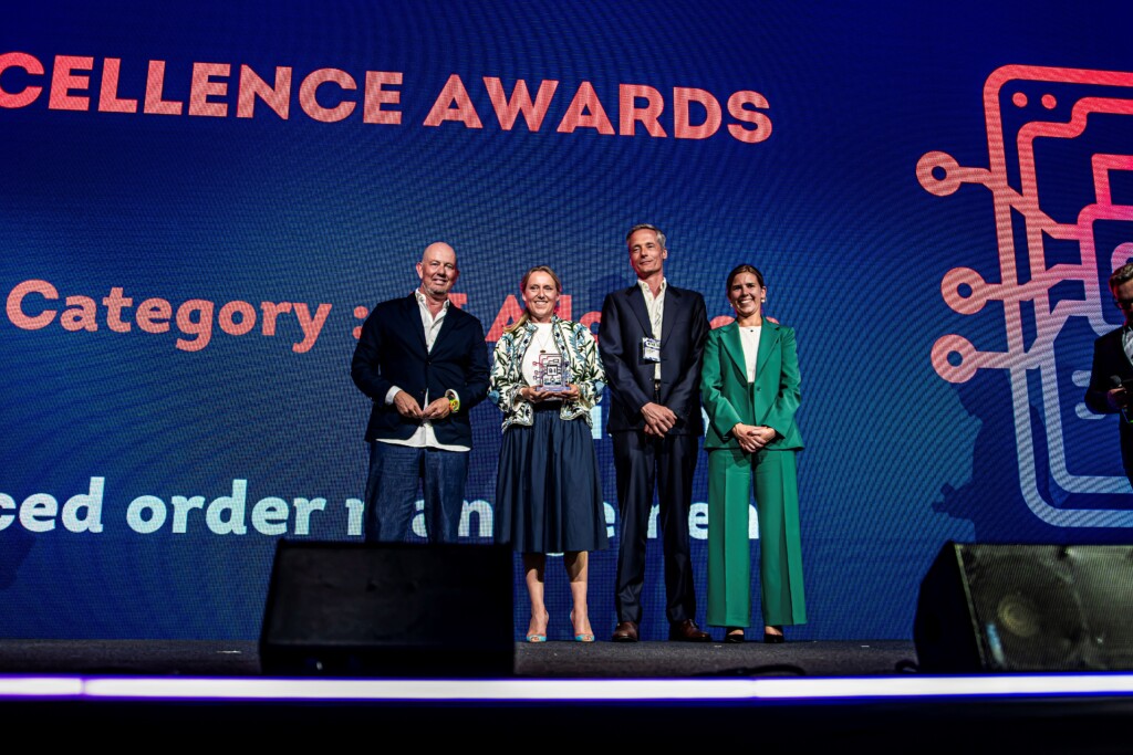 Carole Muller recevant l'Award AI Adoption pour le projet "Gestion des commandes augmentée par IA"