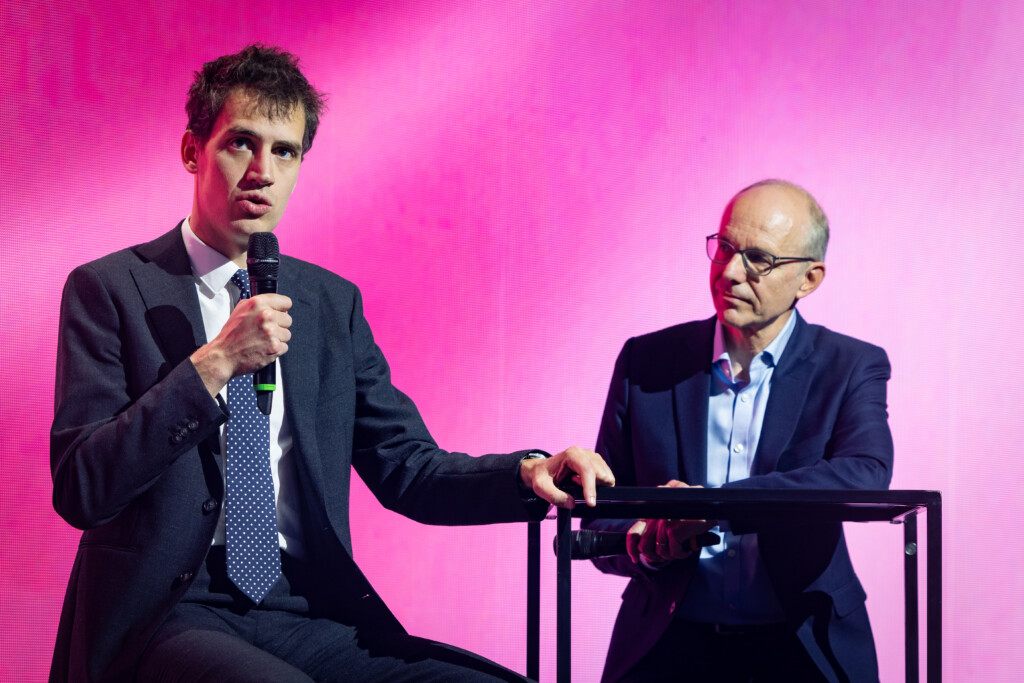 les deux hommes sur la scène de Nexus