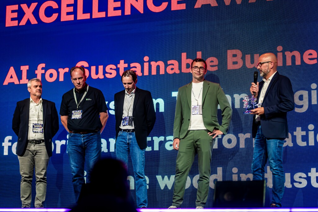 L'équipe Luxscan Technologies recevant l'Award AI for Sustainable Business pour le projet "AI visions systems for primary transformation in the wood industry". (crédit : Fedil)