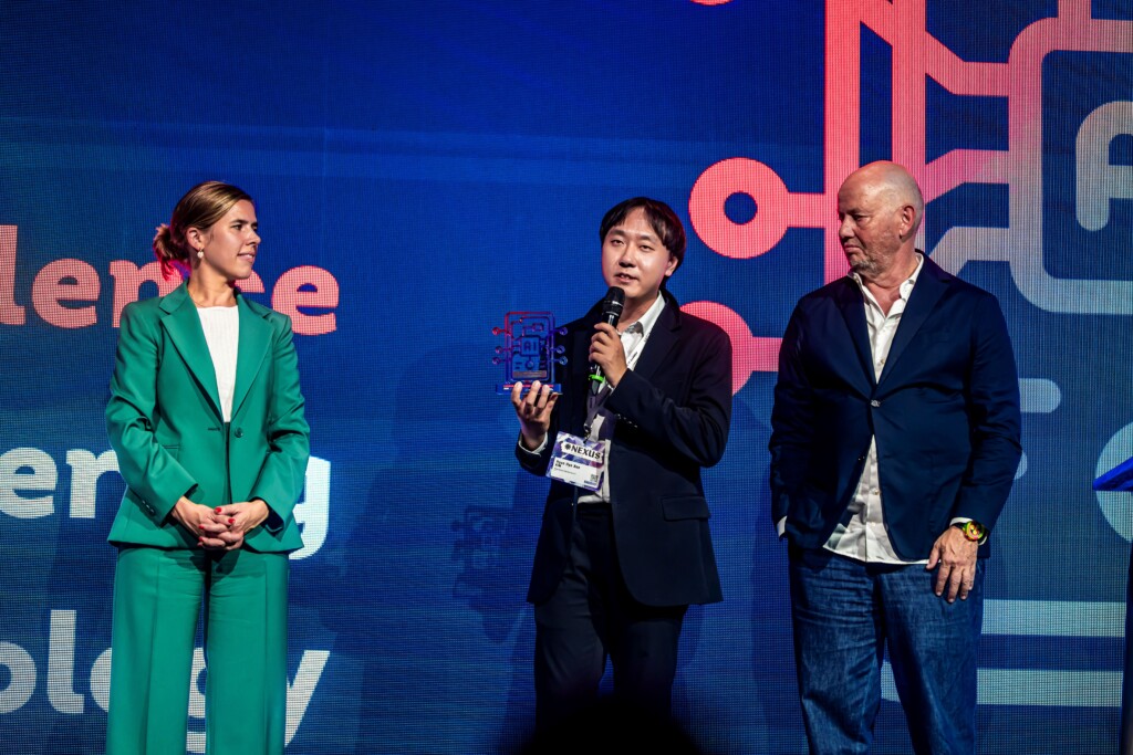 Ben Kim recevant l'Award AI Innovation Excellence pour le projet "Intelligence on Edge Device Offline AI Technology" . (crédit : Fedil)