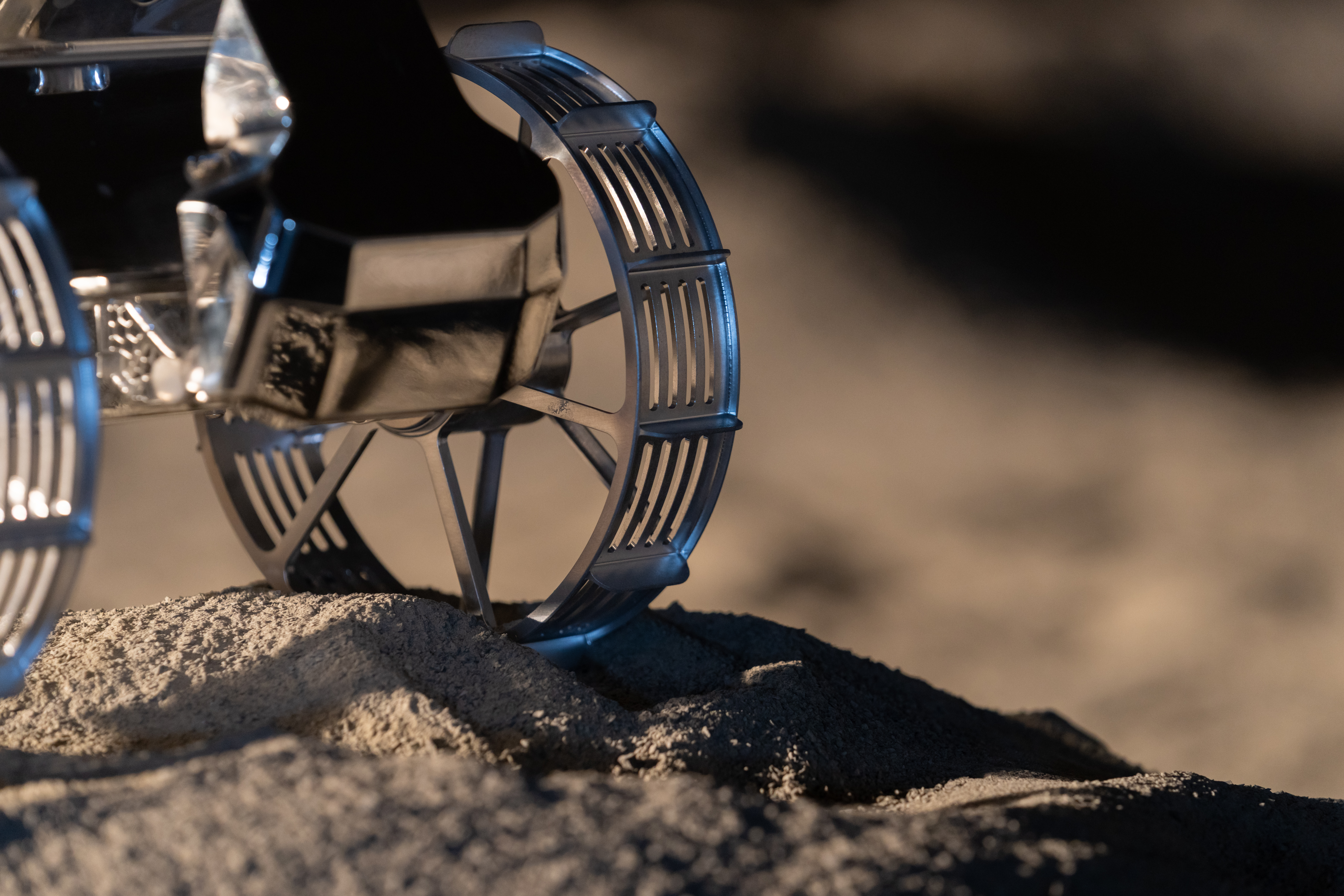 Les roues du rover ispace sont spécialement adaptées au sol lunaire dont la surface est particulièrement abrasive. (crédit : Emmanuel Claude / Focalize), 