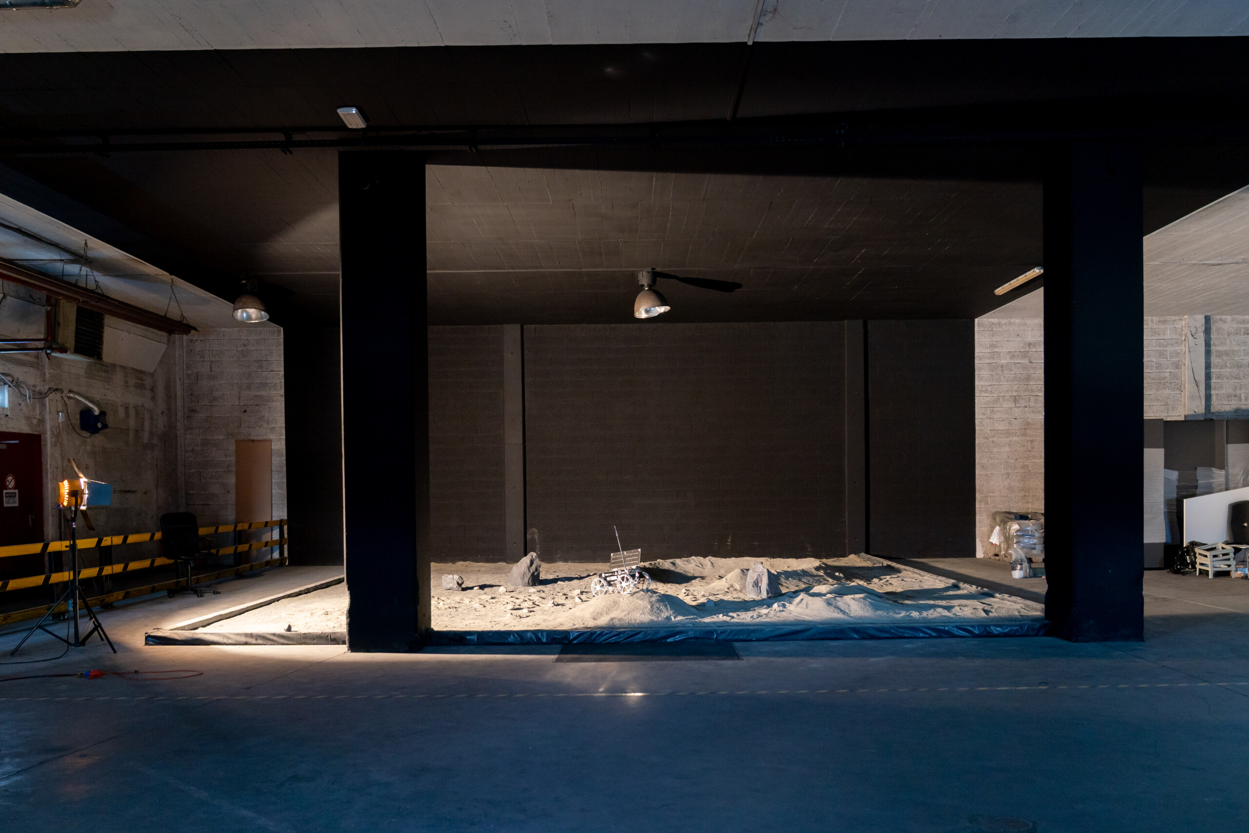 Une zone de test pour rover, simulant la surface lunaire a été aménagée dans l'un des hangars du site de l'entreprise à Hollerich. (crédit : Emmanuel Claude / Focalize)