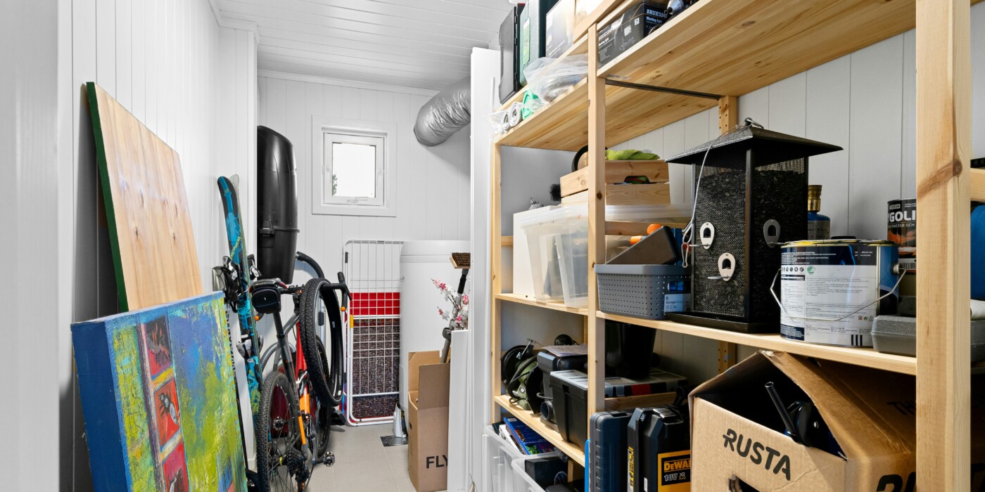 Plusieurs objets entreposés dans un garage