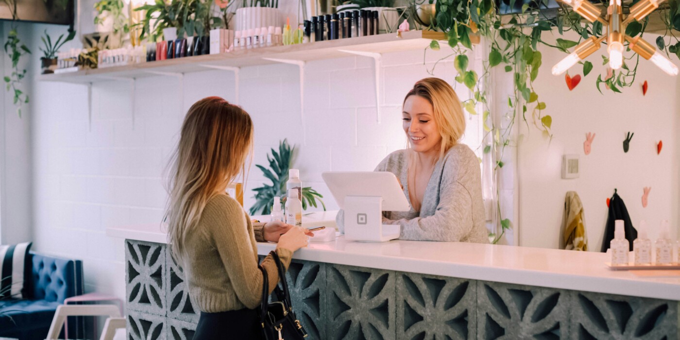 Situation de vente dans un magasin de cosmétique. La cliente est en train de payer son achat à la caisse.