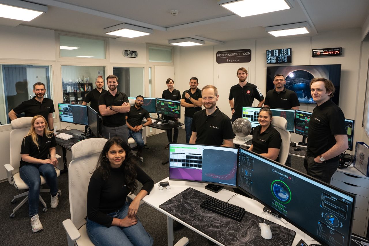 Équipe d'opérateurs du rover dans la salle de contrôle (crédit : ispace Europe)