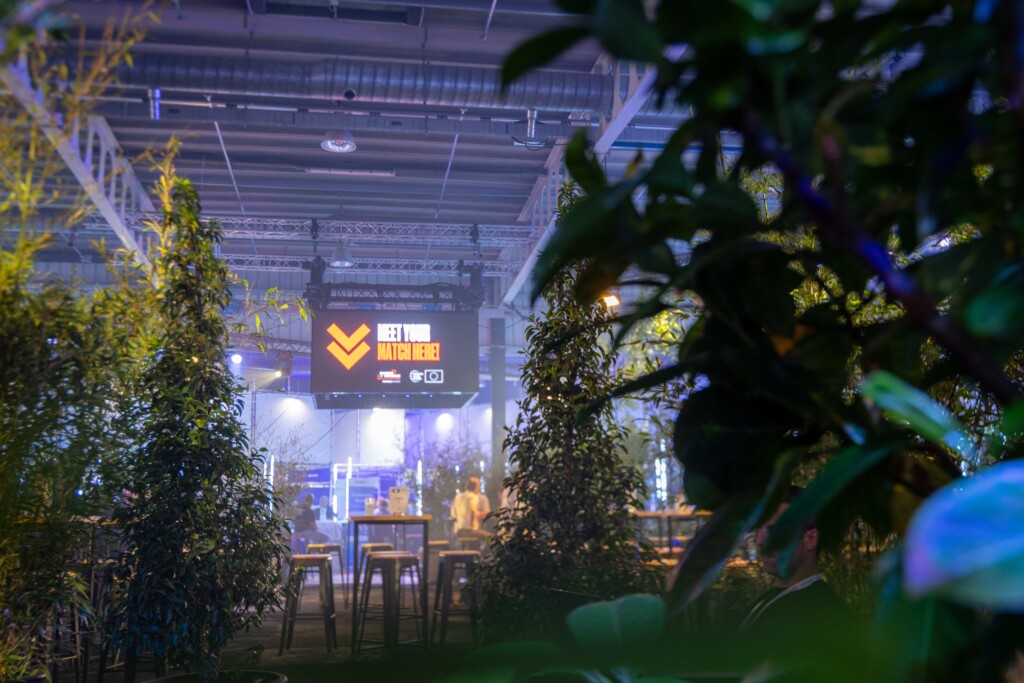 des arbres et des plantes au milieu de Nexus