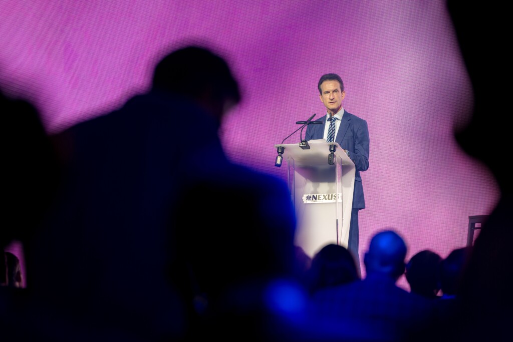 le directeur de la chambre de commerce en train de prononcer son discours