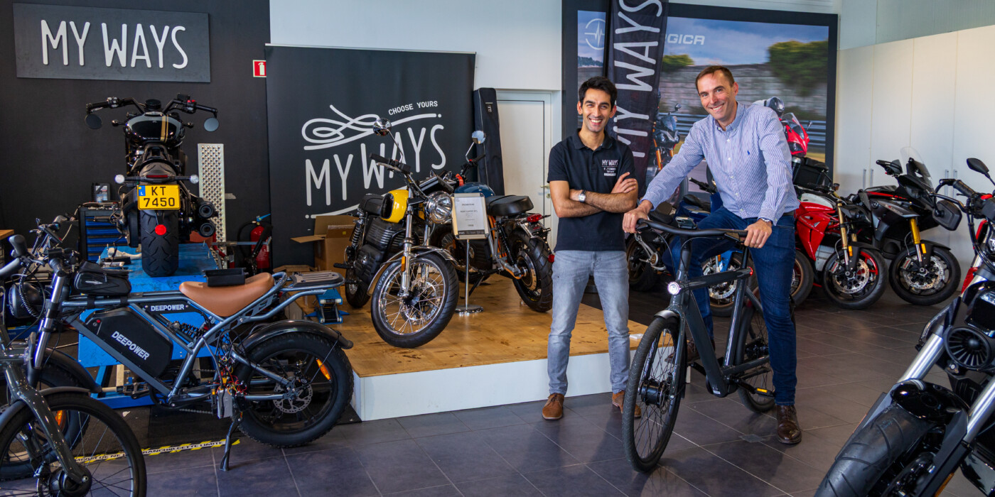 Le gérant au guidon d'un vélo dans le magasin
