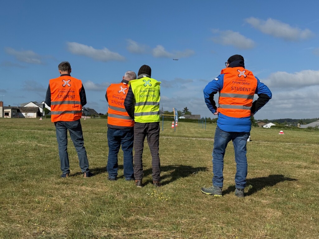 Des formateurs de drones sur un terrain vague