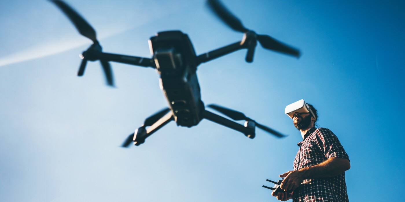 un drone dirigé par un pilote