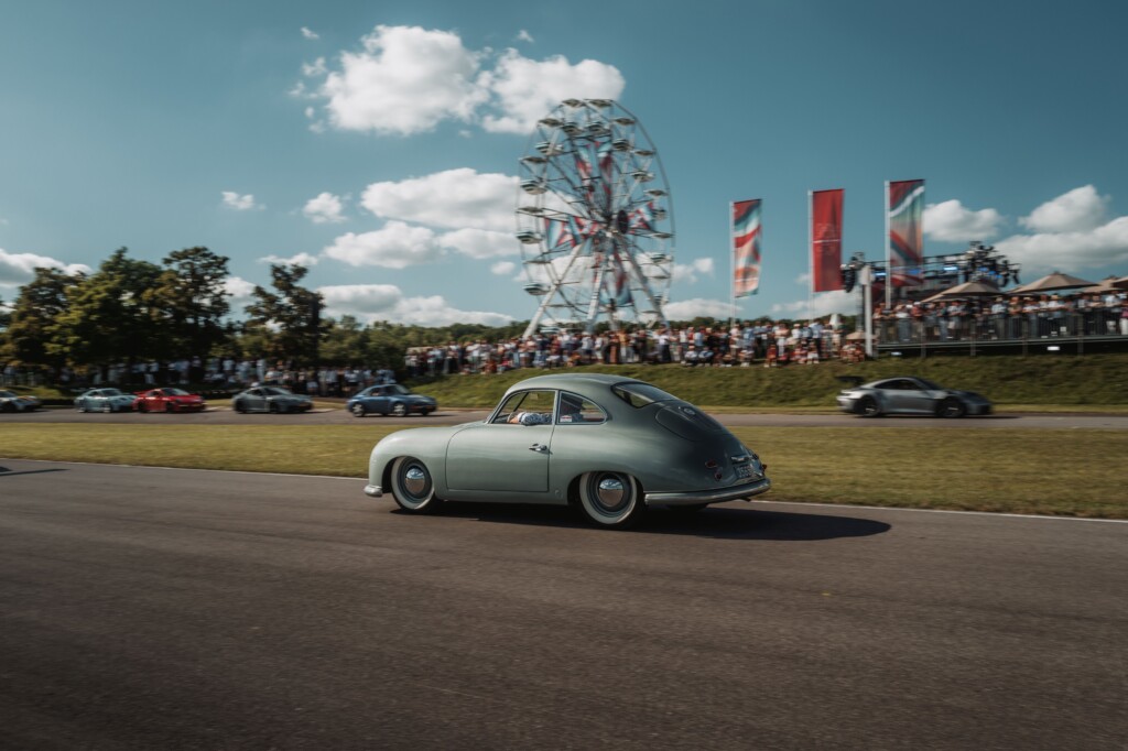 une porsche vintage sur un circuit