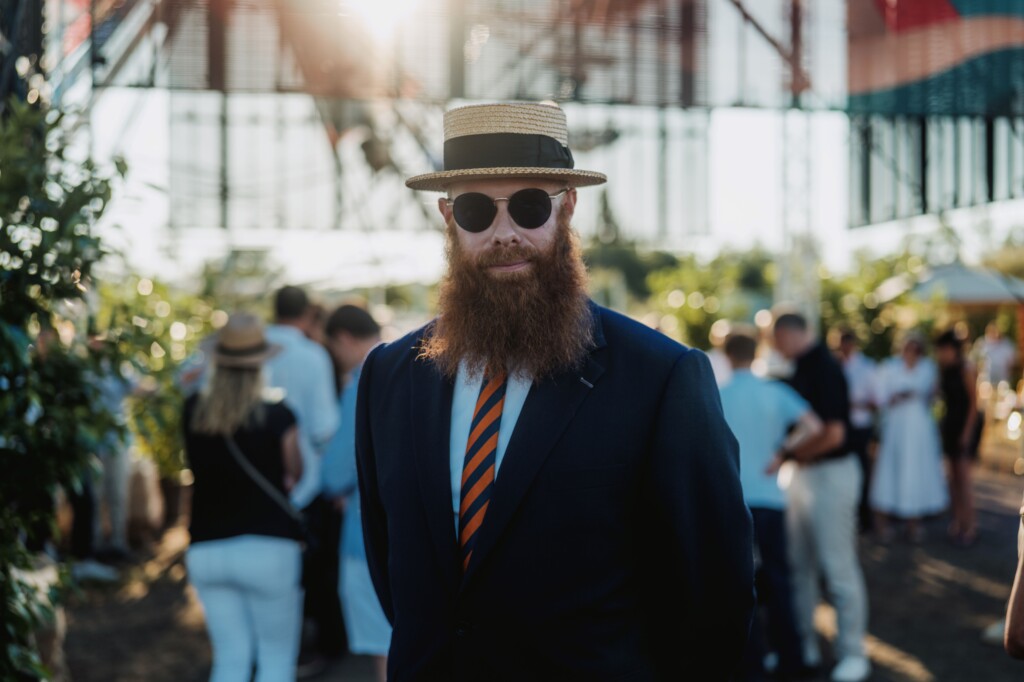 un homme barbu avec un chapeau