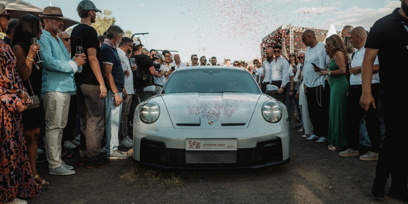 une porsche au milieu de la foule