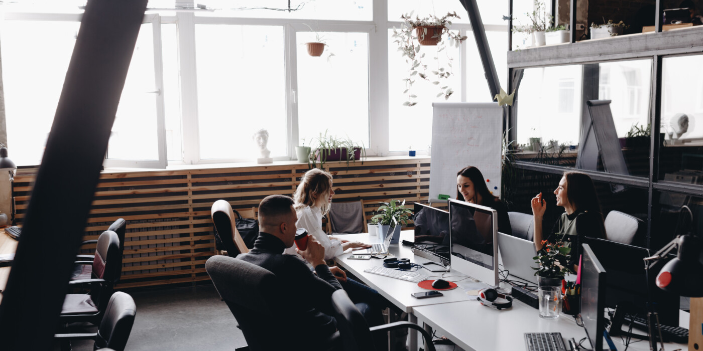 Equipe travaillant dans un bureau moderne, spacieux et lumineux.