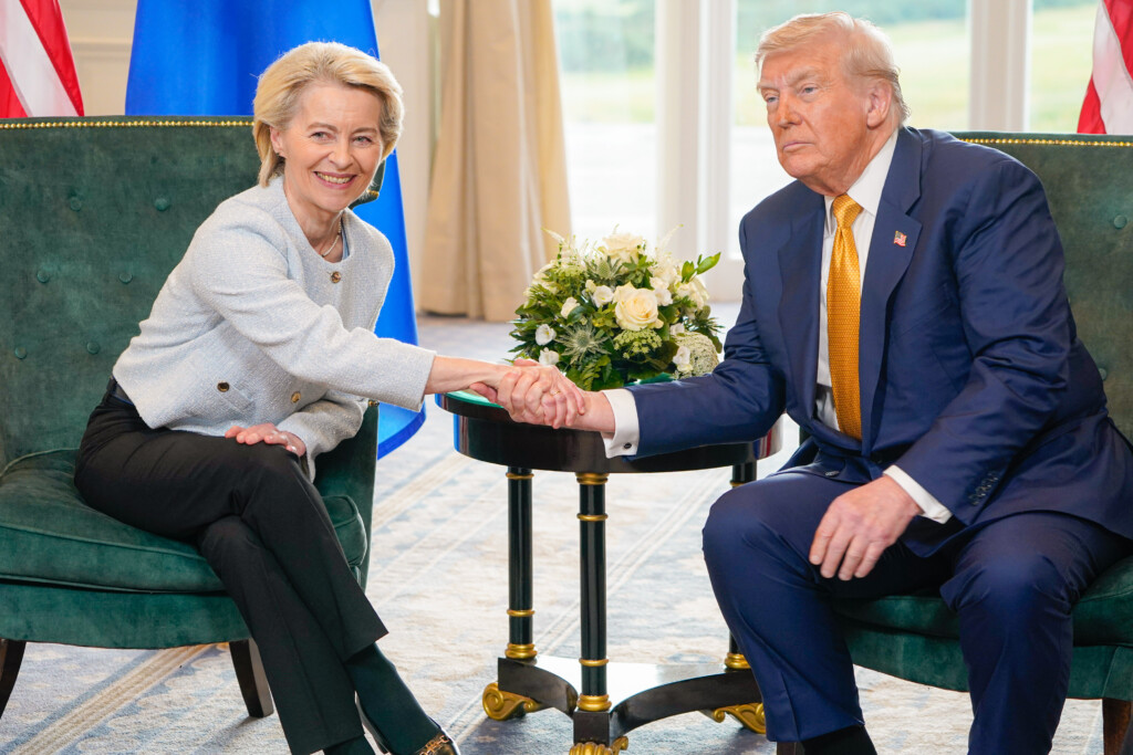 Ursula von der Leyen et Donald trump à la maison Blanche, se serrant la main