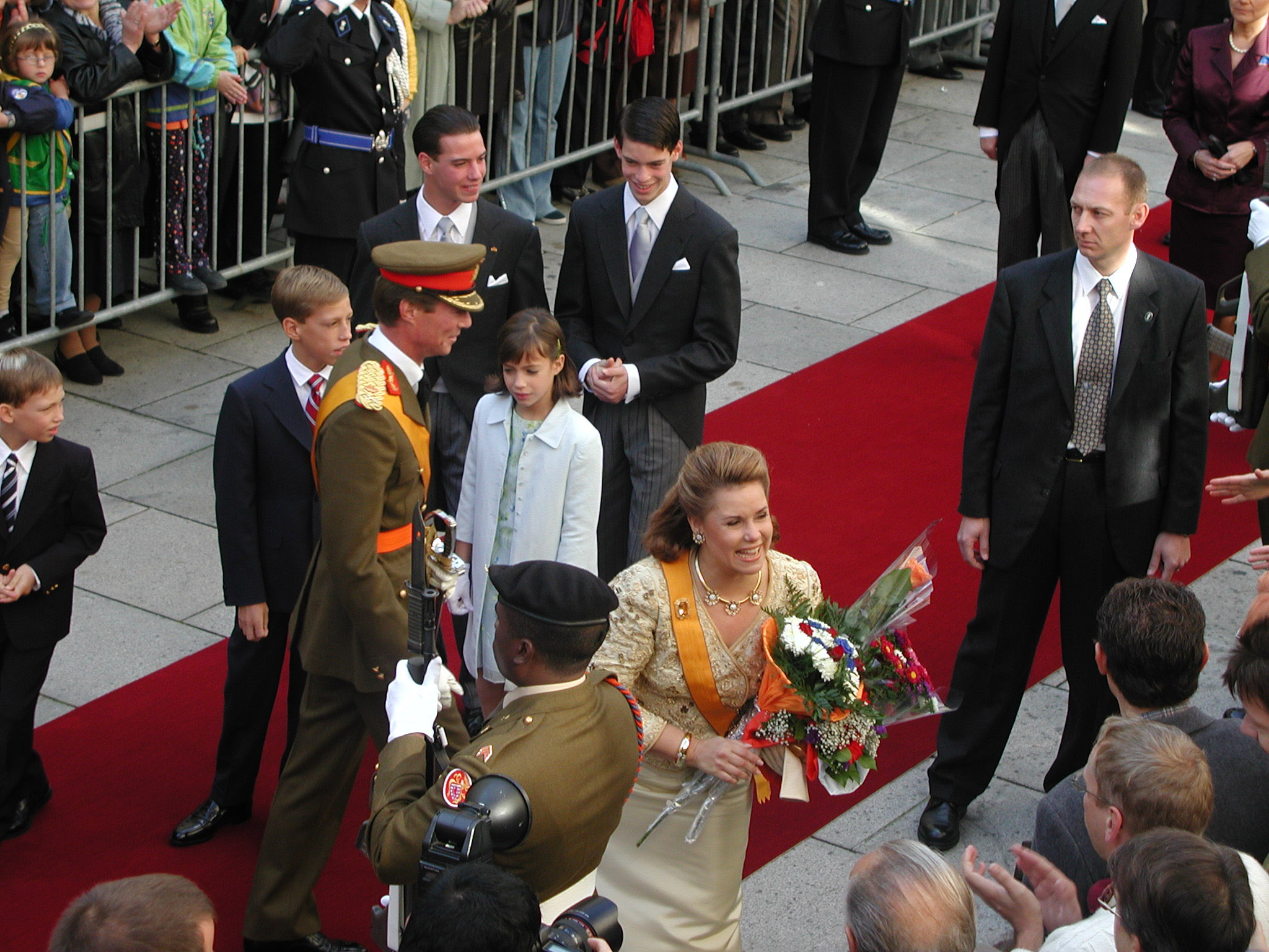 Le reportage spécial sur l'avénement au Trône de S.A.R. le Grand-Duc Henri illustre la rencontre avec la population ... (crédit: SIP)