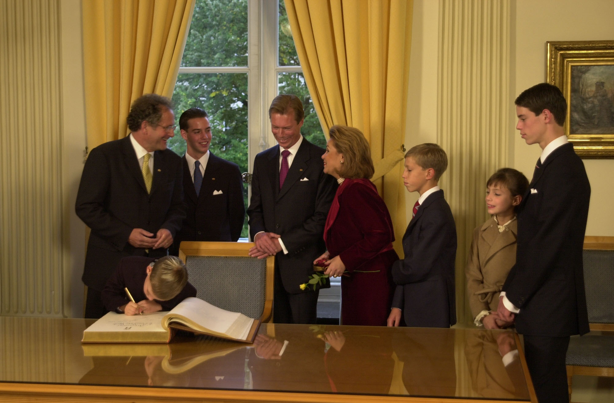 Le magazine Merkur retrace toute la journée: ici LL.AA.RR. le Grand-Duc Henri et la Grande-Duchesse Maria
Teresa accompagnés de leurs enfants sont accueillis par Monsieur le Bourgmestre de la Ville de Luxembourg, Paul Helminger, pour signer
le Livre d'Or de la
Ville de Luxembourg (crédit: SIP)
