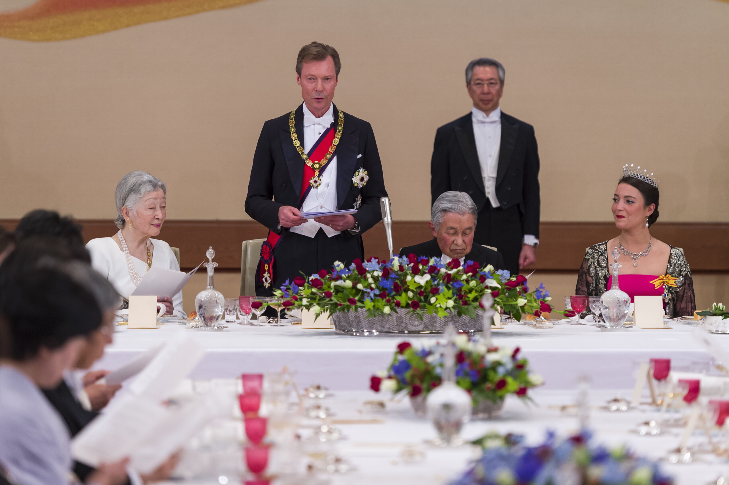 (De g. à dr.) S.M. l'impératrice du Japon (Michiko) ; S.A.R. le Grand-Duc ; S.M. l'empereur du Japon (Akihito) ; S.A.R. la princesse Alexandra lors d'une visite d'Etat avec les représentants de la Chambre de Commerce en 2018 (crédit: SIP/Jean-Christophe Verhaegen)