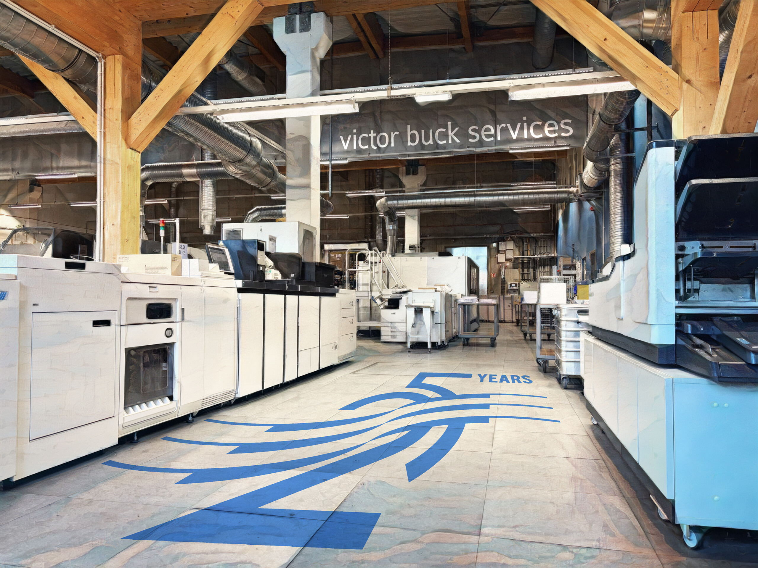 Le siège de Capellen et les sites de production de Bettembourg et Foetz arborent fièrement le logo créé pour les 25 ans de l’entreprise. (crédit : Victor Buck Services)