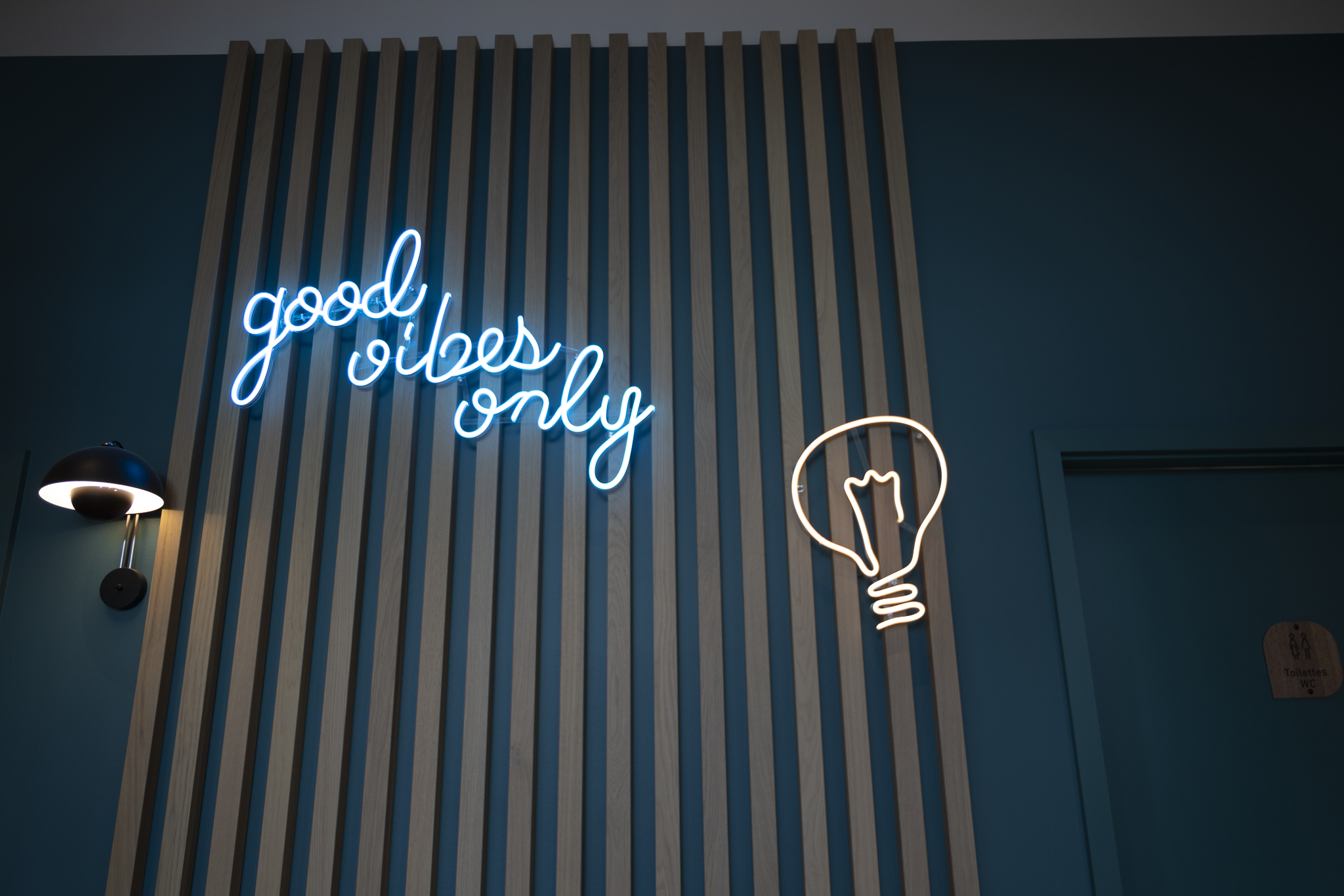 Les éléments de décoration intérieure ont été choisi pour leur côté chaleureux et cosy (crédit : Charly Petit)