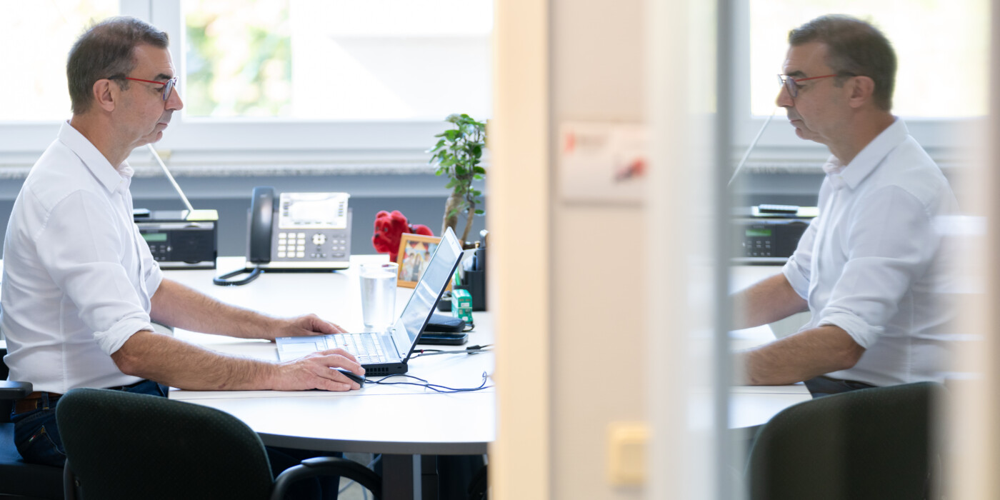 Pascal Robert assis à son bureau chez Microtis