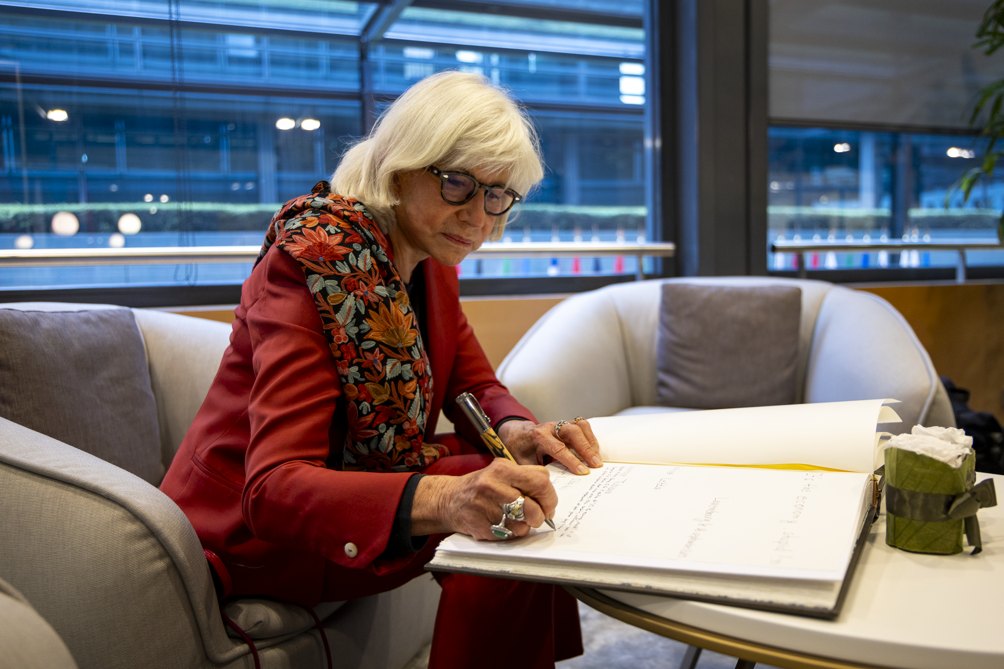 Laurence Tubiana laisse une trace de son passage à la Chambre de Commerce. (crédit : Charly Petit/Chambre de Commerce).