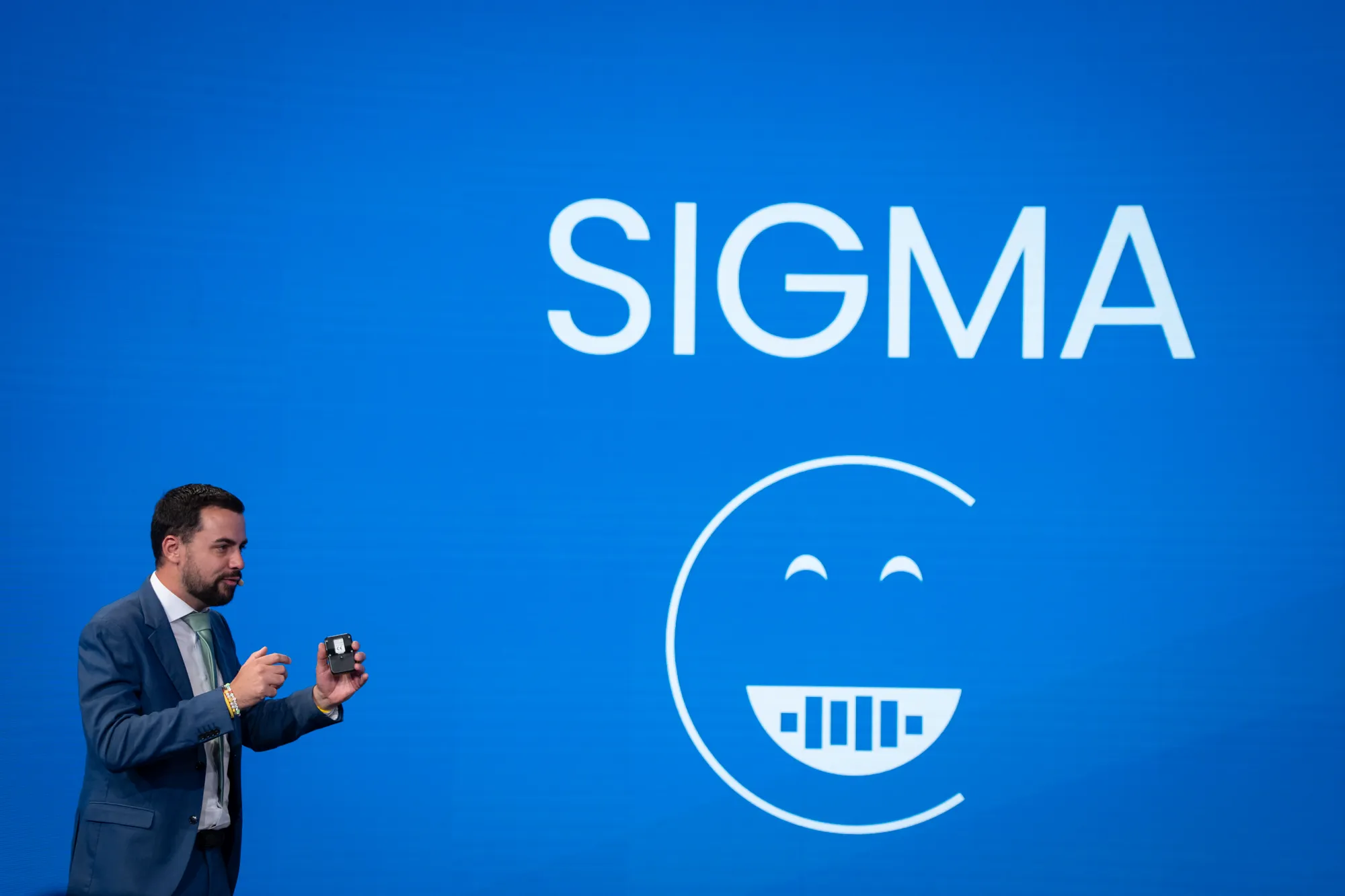 L'événement était co-animé par l'intelligence artificielle Sigma, notamment en charge de présenter les différents orateurs. (crédit : Luxembourg Confederation)