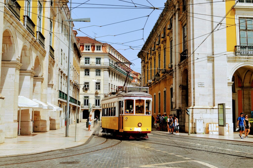 un tram jaune dans la ville de Lisbonne