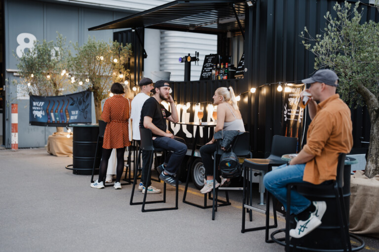 Les journées Long Live The Summer sont l'occasion pour les visiteurs de vivre des expériences immersives grâce à des ateliers, des animations, des stands gourmands et des DJ Sets. (crédit : Marion Dessard pour Luxexpo The Box)