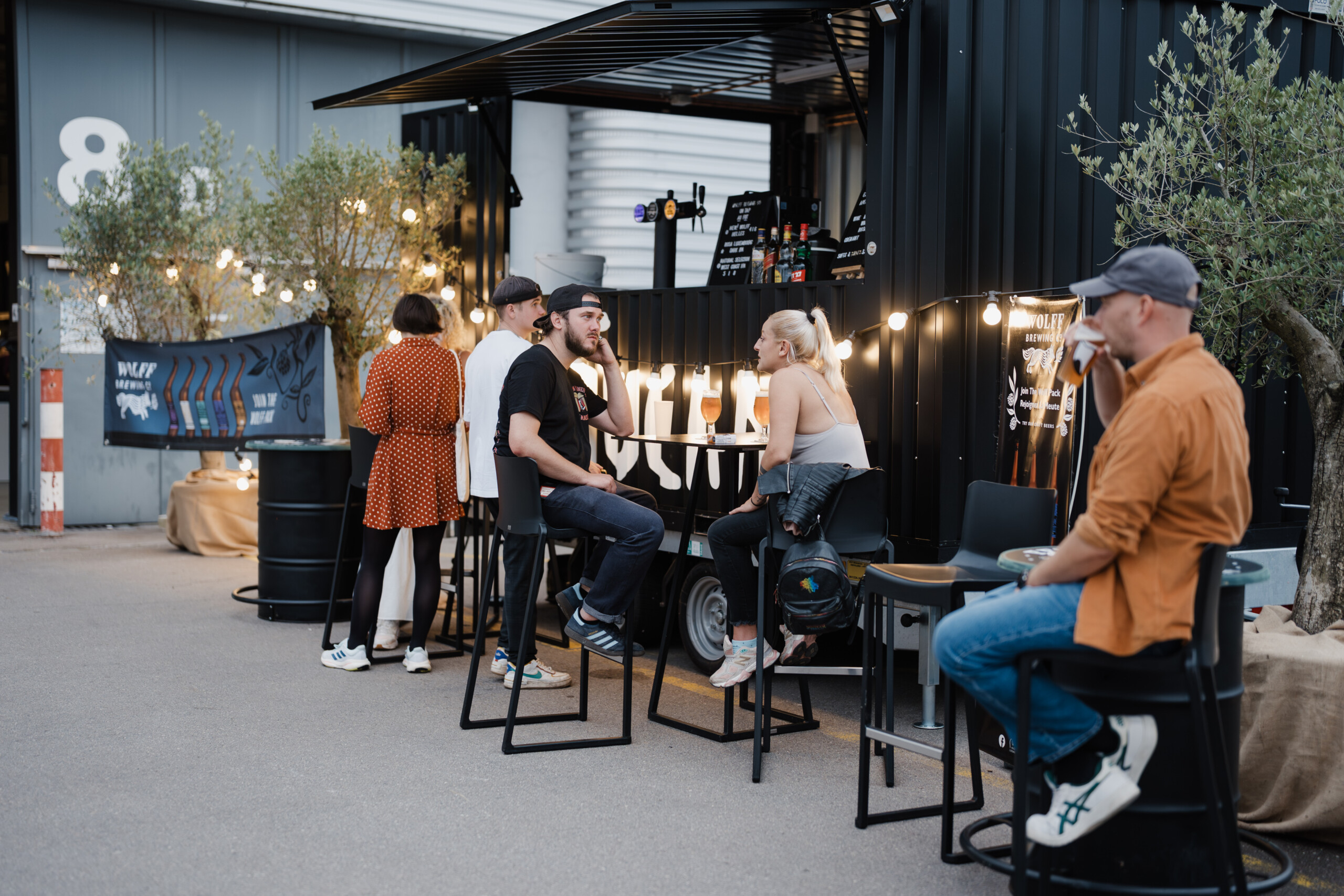 Les journées Long Live The Summer sont l'occasion pour les visiteurs de vivre des expériences immersives grâce à des ateliers, des animations, des stands gourmands et des DJ Sets. (crédit : Marion Dessard pour Luxexpo The Box)