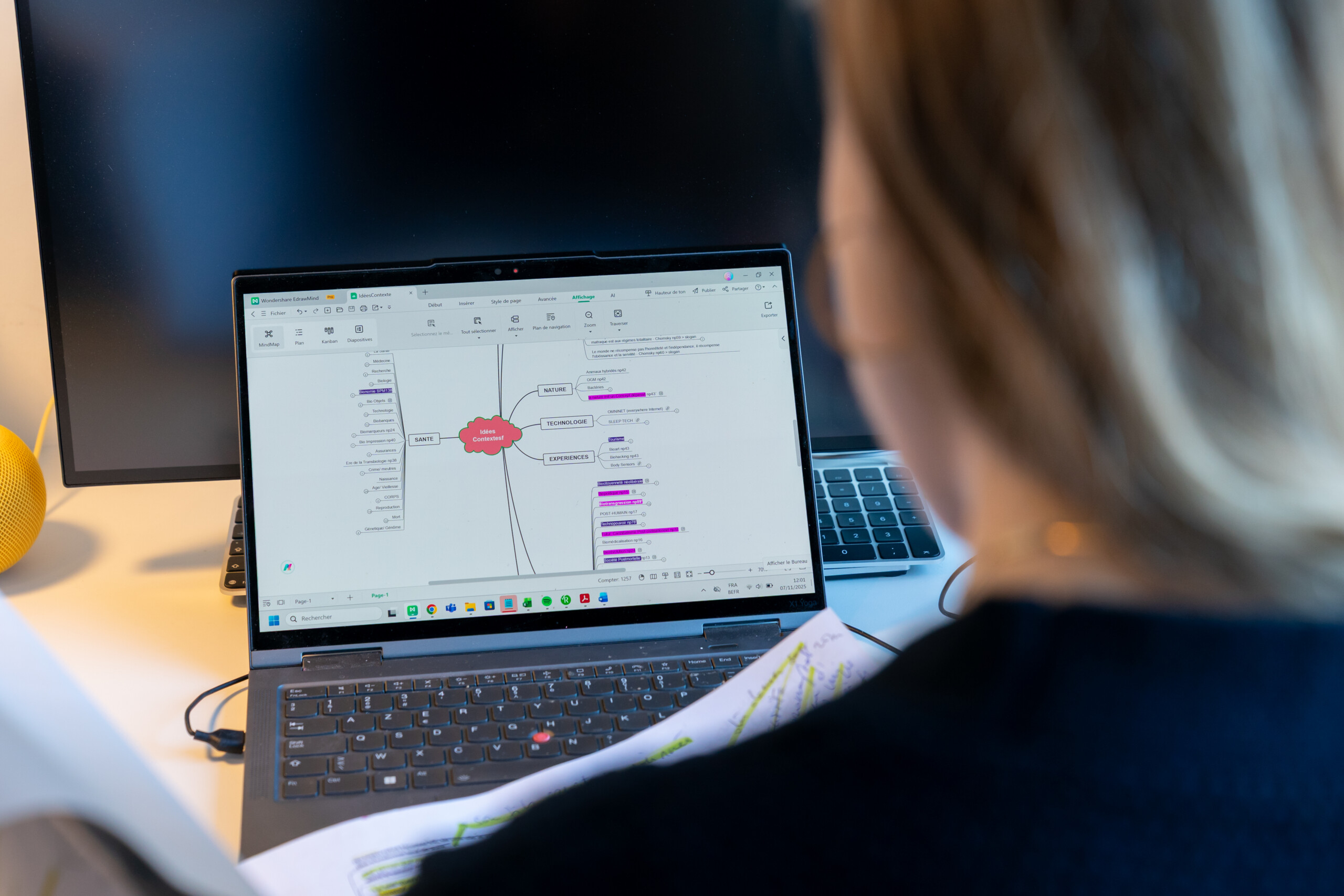 Anna Vassileva a abordé l'écriture de son roman comme un projet. Pour la construction de son récit, elle a utilisé l'outil de mind mapping EdrawMind, afin d'organiser et de structurer ses idées de manière visuelle, sous la forme d'un diagramme arborescent. (crédit : Emmanuel Claude / Focalize)