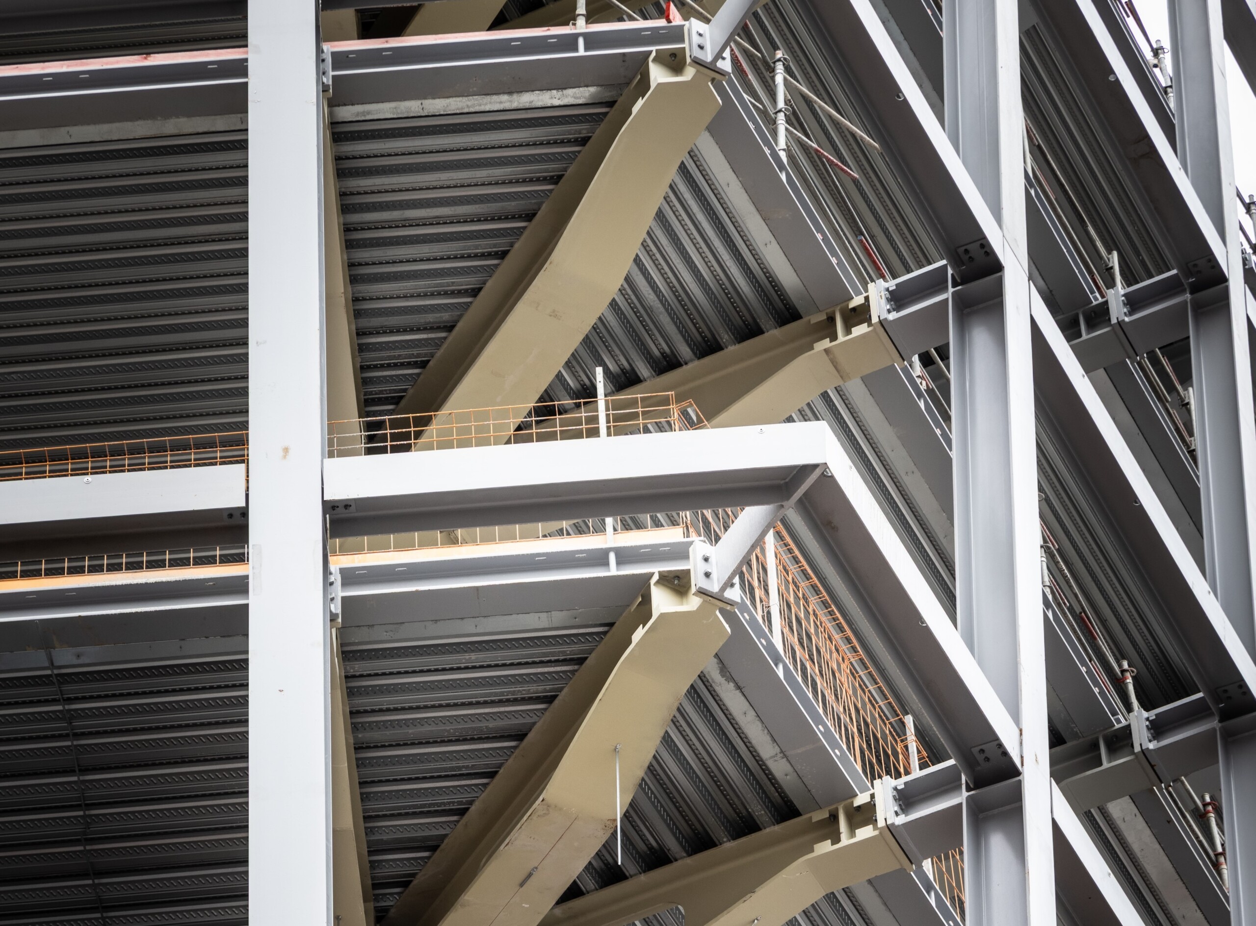 Une couche d'isolant est placée entre les éléments d'acier extérieurs et intérieurs, de manière à assurer l'isolation thermique du bâtiment. (crédit : Laurent Antonelli /Agence Blitz)