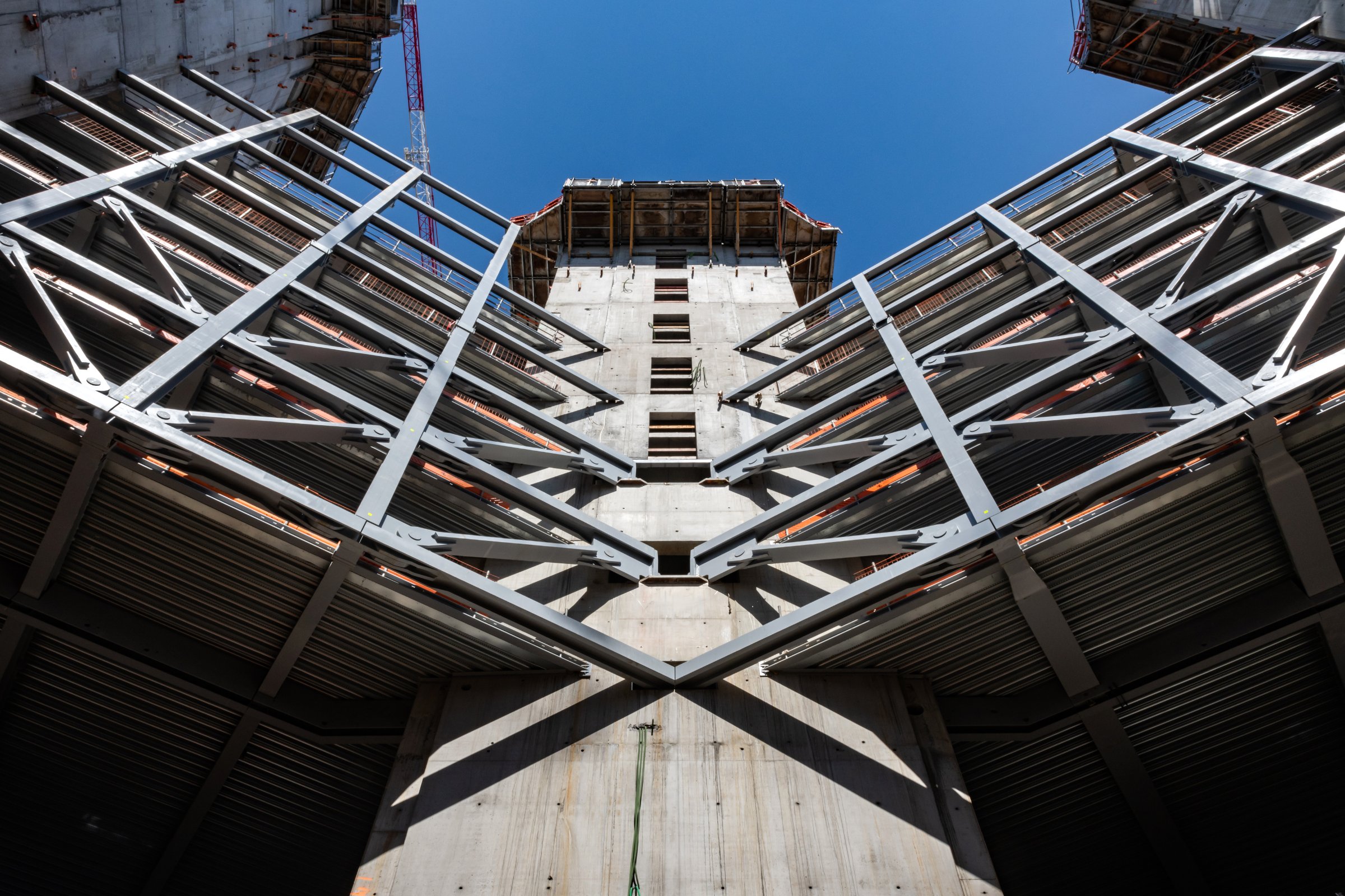 Un exosquelette d'acier,  composé de mailles de 4,05 m sur 8,10 m et solidement arrimé à 5 noyaux de béton, assure la portance du bâtiment (crédit : Géraldine bruneel pour ArcelorMittal)