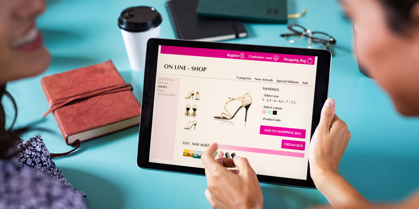 Deux femmes regrdent un site de vente en ligne de chaussures, sur une tablette