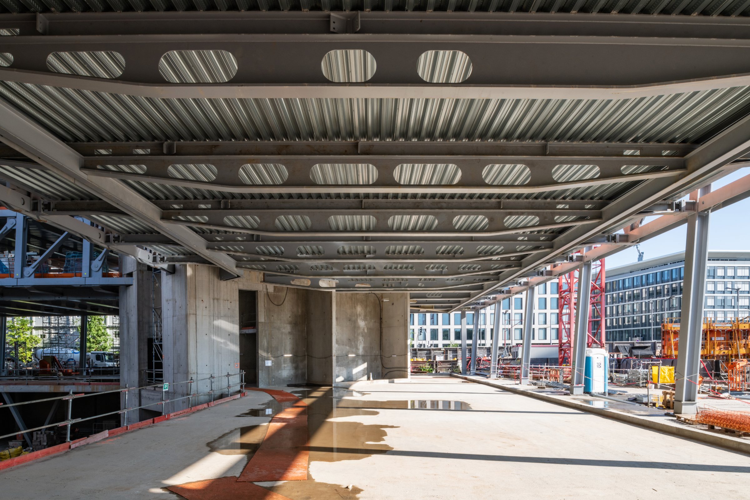 Les poutrelles utilisées pour supporter les planchers ont une portée de 20 mètres . Chaque plateau est libre de tout pilier, ce qui permet une flexibilité maximale d’utilisation. (crédit : Géraldine Bruneel pour ArcelorMittal)